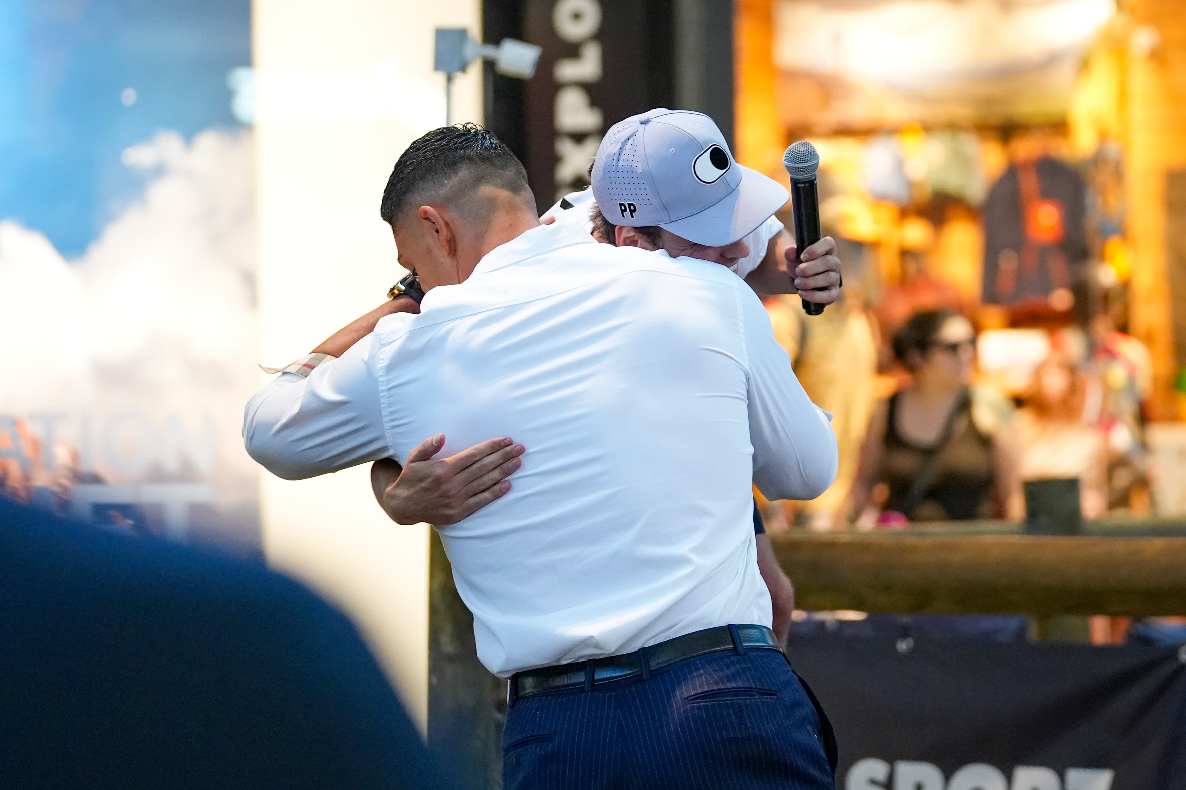 Sammis Reyes hablando a los jugadores en Mall Sport — Chile Showcase 2025