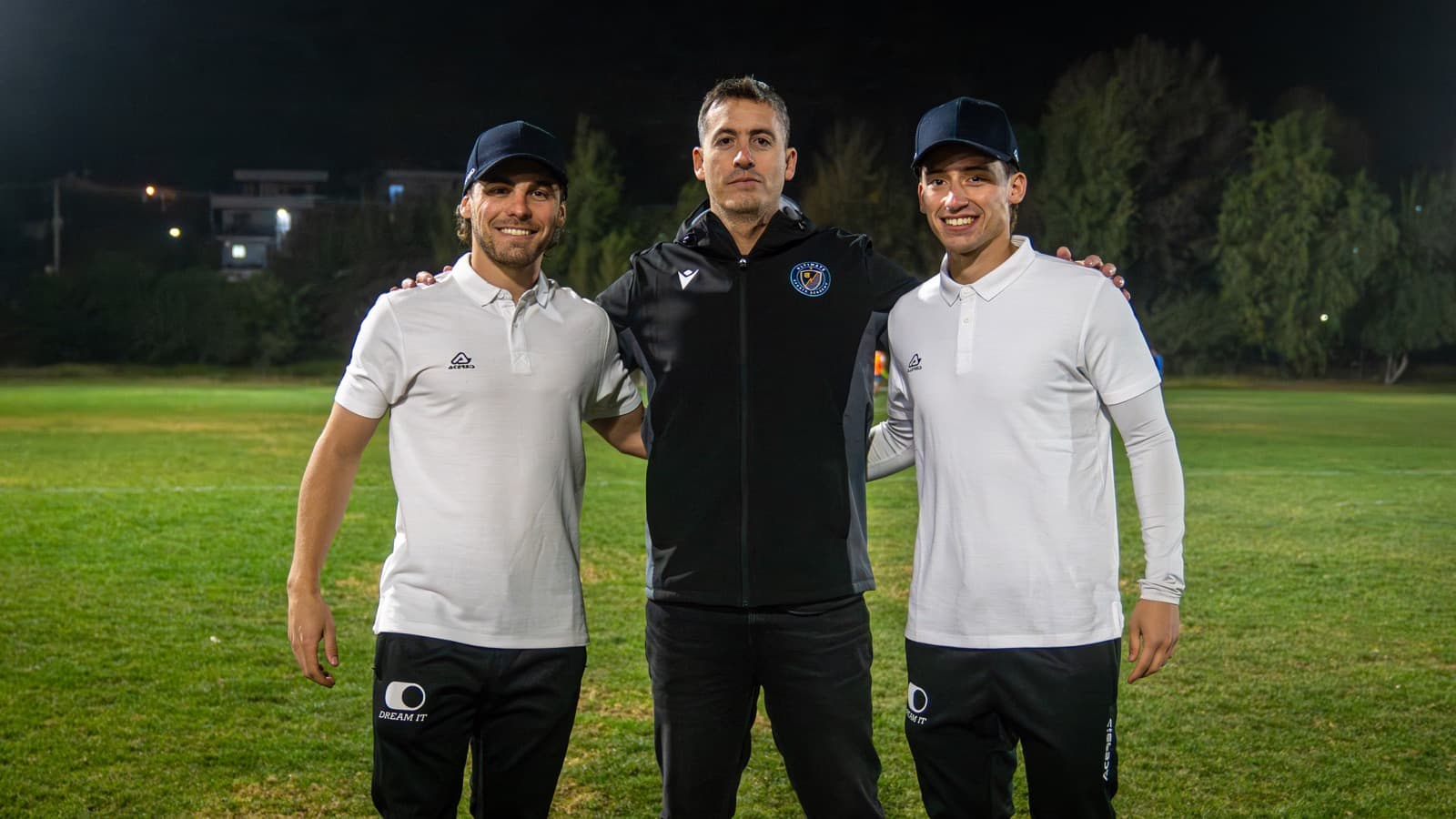 Philippe Patri (Dream It), Cristián Calcagno (Ultimate Sports) y Diego Saenz (Dream It) en la cancha de Ultimate Sports